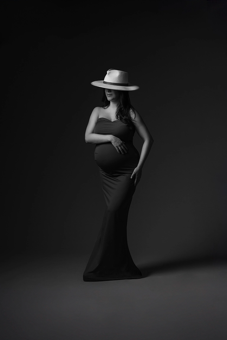 maternity portrait with hat - maternity photographer