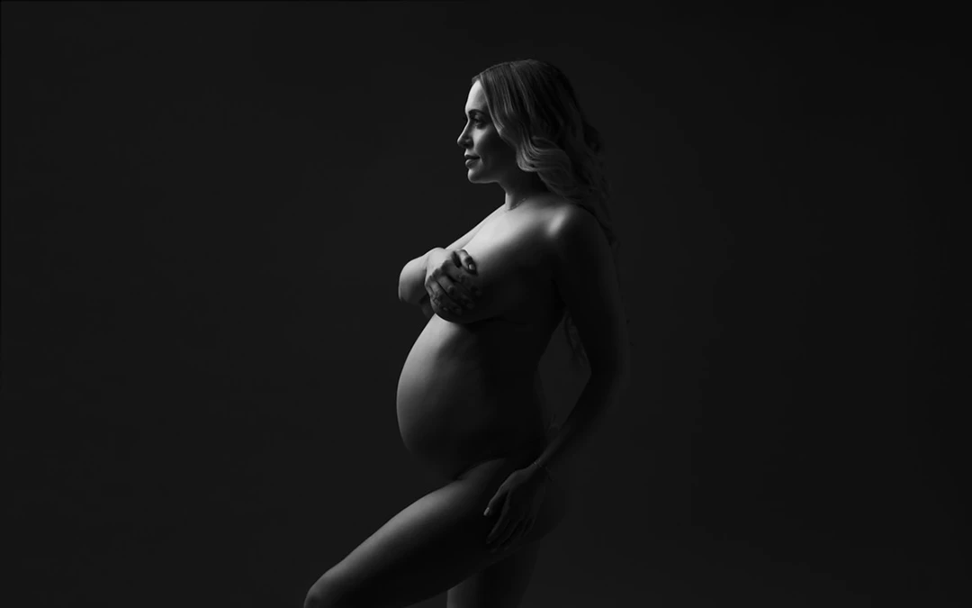black and white pregnancy portrait - luxury pregnancy photographer