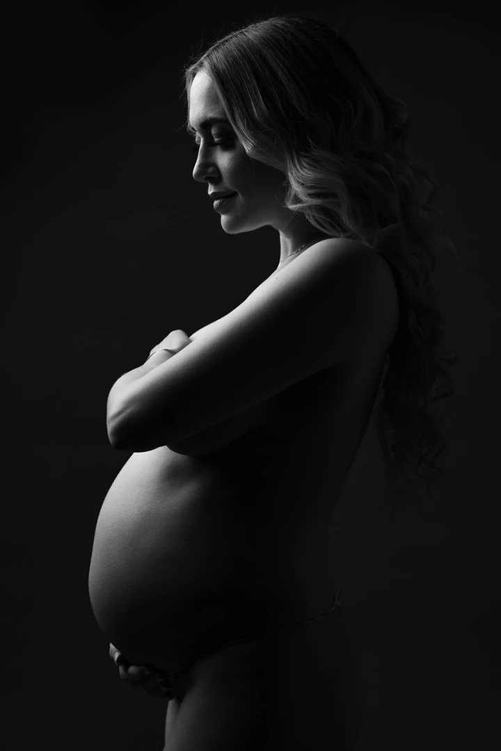 black and white maternity portrait - luxury maternity photographer